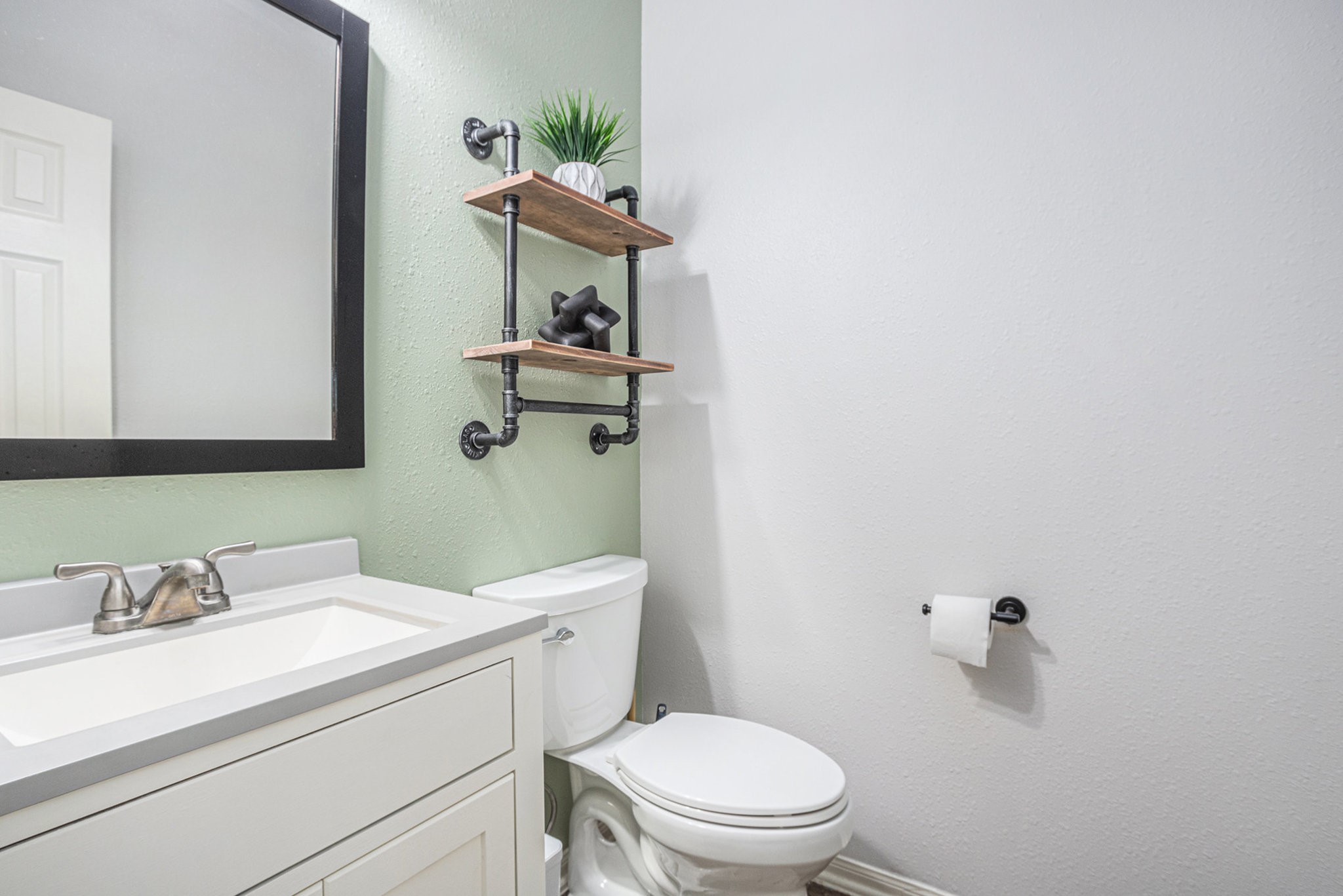 9719 Opal Rock Drive Rosharon, TX 77583 - Photo 15 of 33 Convenient powder room downstairs
