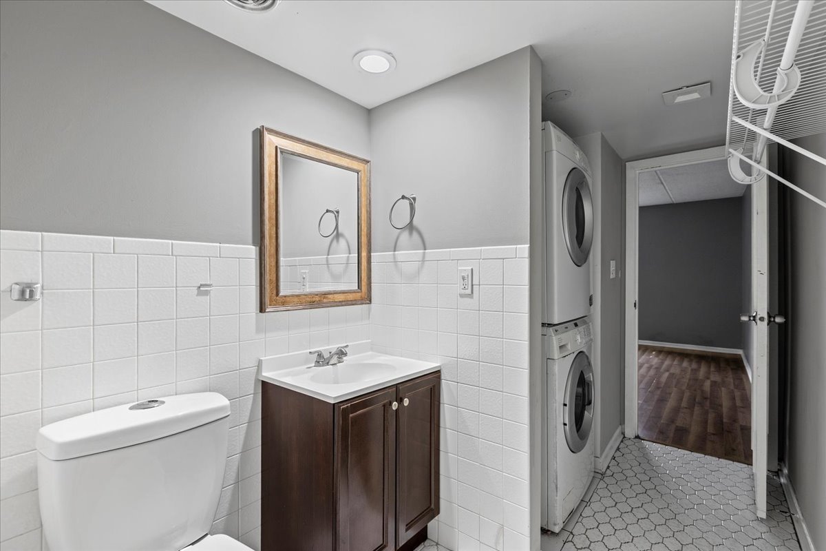 8000 Woodglen Lane, Unit 109 Downers Grove, IL 60516 - Photo 12 of 18 a bathroom with a toilet sink and mirror