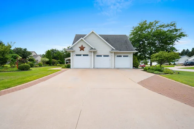 $499,900 | 2756 Durham Road, Green Bay, WI 54311