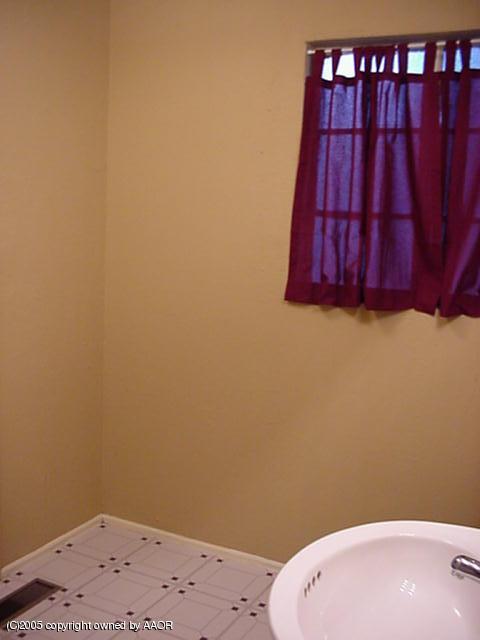 1225 South Rusk Street Amarillo, TX 79102 - Photo 14 of 15 Master bath with tub and shower