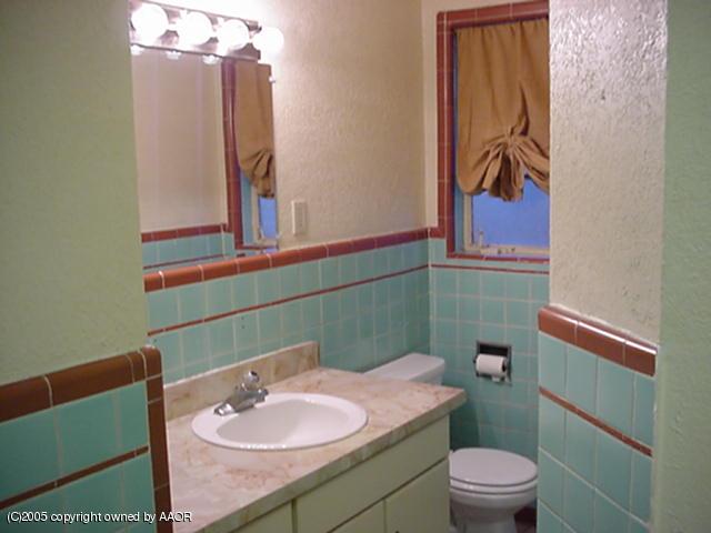 1225 South Rusk Street Amarillo, TX 79102 - Photo 10 of 15 Bathroom