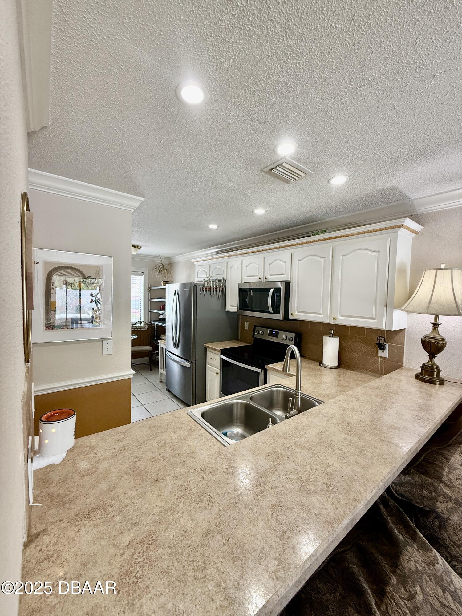 480 Reed Canal Road, Unit 55 South Daytona, FL 32119 - Photo 5 of 30 Kitchen Breakfast Bar