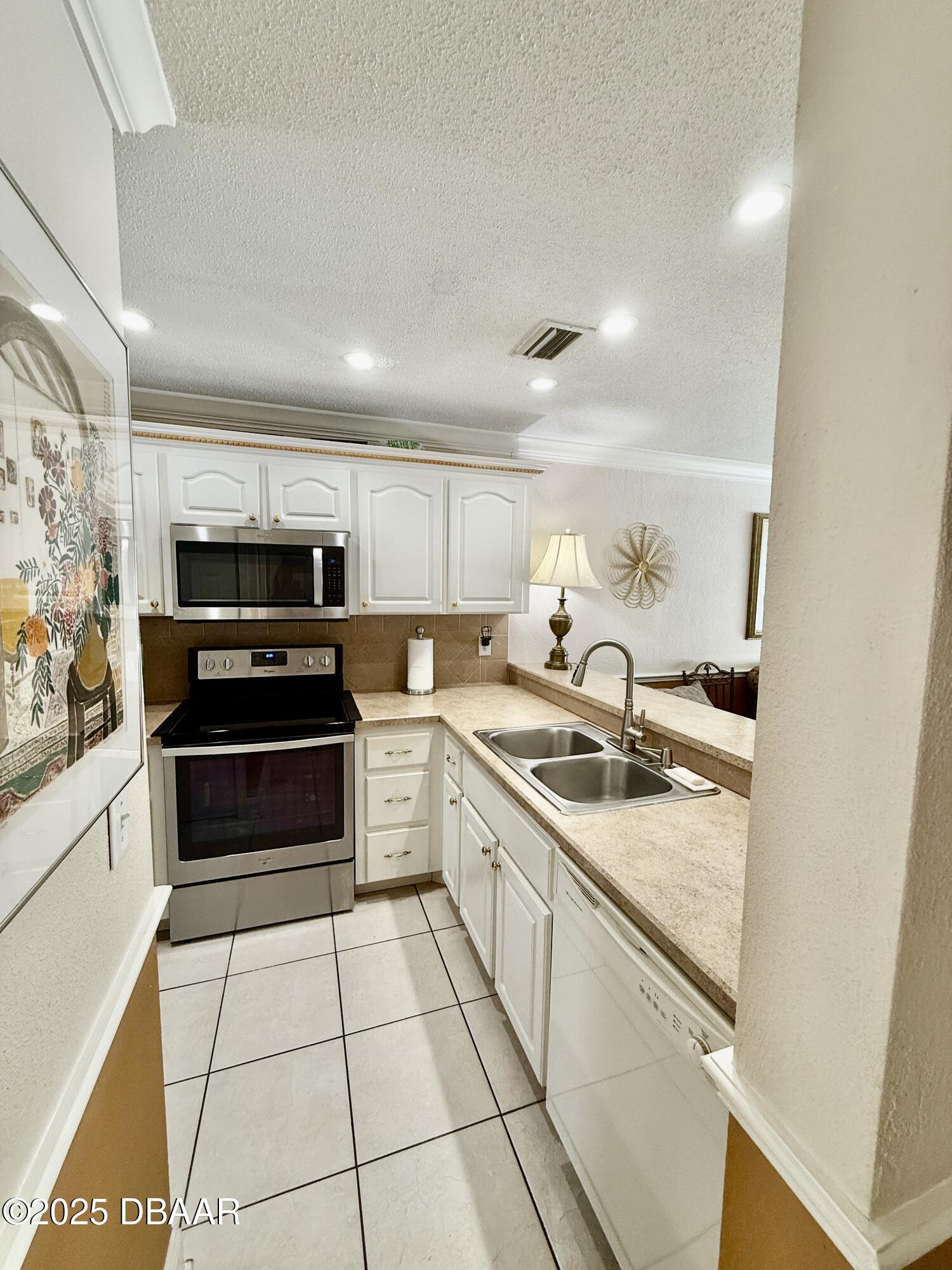 480 Reed Canal Road, Unit 55 South Daytona, FL 32119 - Photo 6 of 30 Kitchen