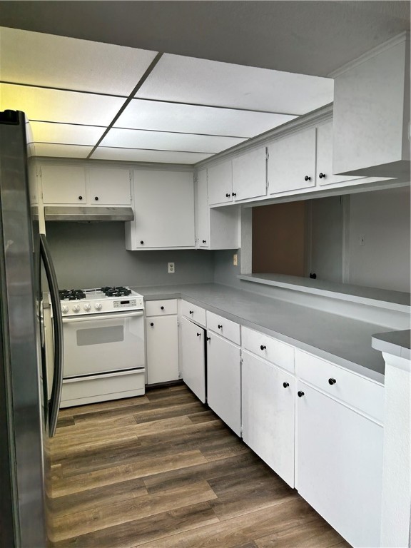 4042 Laguna Shores Road Corpus Christi, TX 78418 - Photo 13 of 25 a kitchen with white cabinets and white appliances