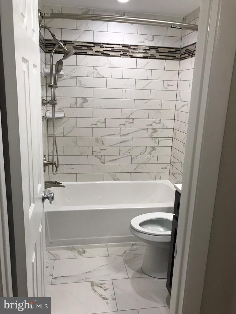 418 Cedar Hill Road Baltimore, MD 21225 - Photo 12 of 18 Main bathroom
