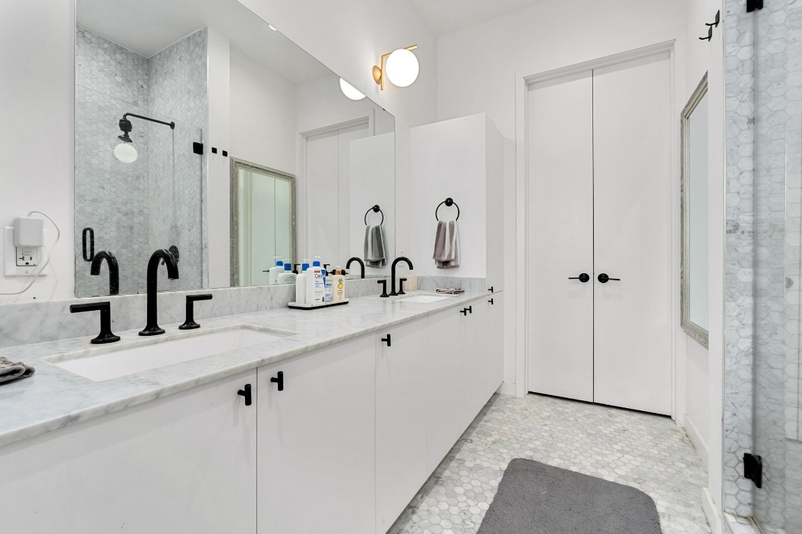 800 Embassy Drive, Unit 609 Austin, TX 78702 - Photo 10 of 33 a bathroom with double vanity sink and a mirror