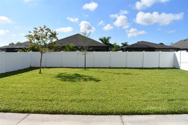 a view of backyard of the house