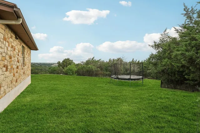 a view of a back yard