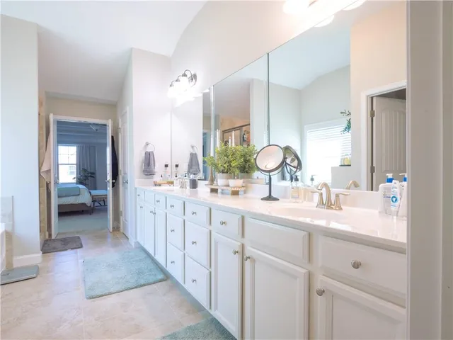 a en suite bathroom with a double vanity sink and mirror