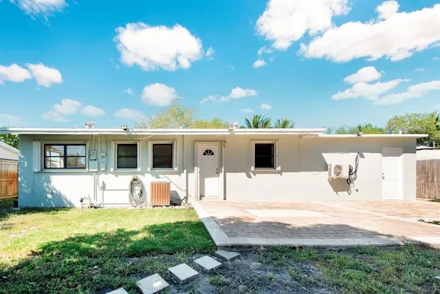 a view of a house with backyard