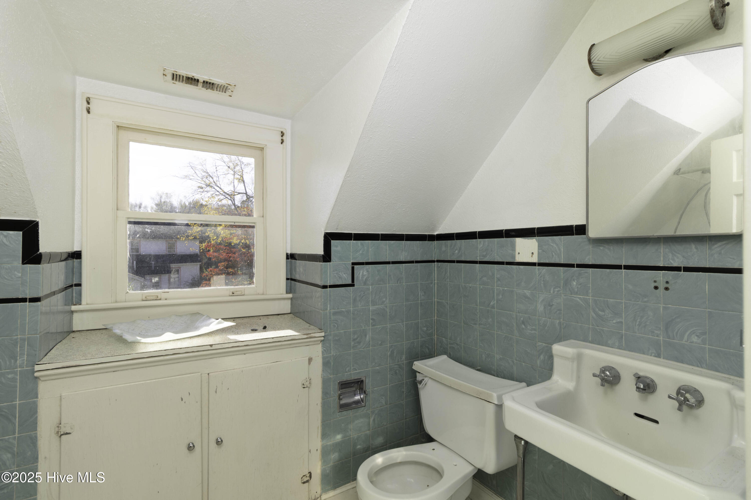 103 East Pitt Street Windsor, NC 27983 - Photo 22 of 33 Upstairs Bath