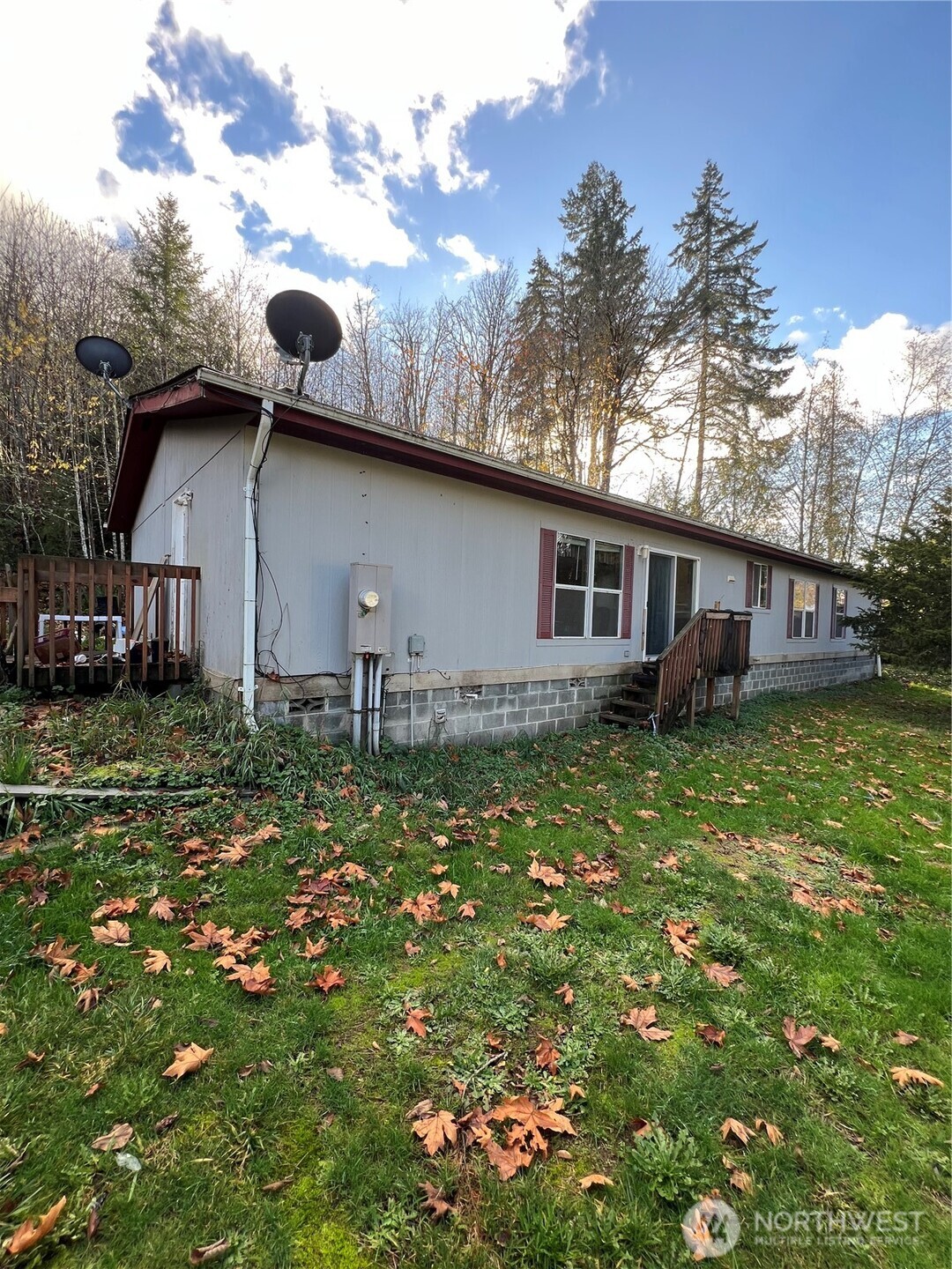 a front view of house with yard