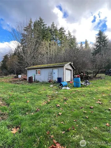 a view of a house with backyard and garden