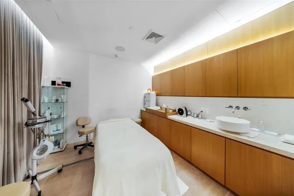 $8,600,000 | 8701 Collins Avenue, Unit 701, Miami Beach, FL 33141