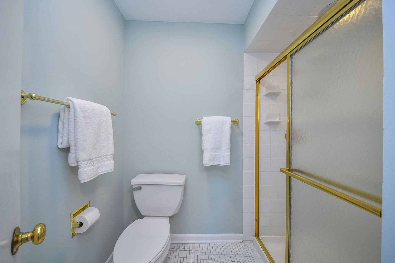 541 Williamsburg Road Glen Ellyn, IL 60137 - Photo 24 of 45 a bathroom with a toilet and a shower curtain