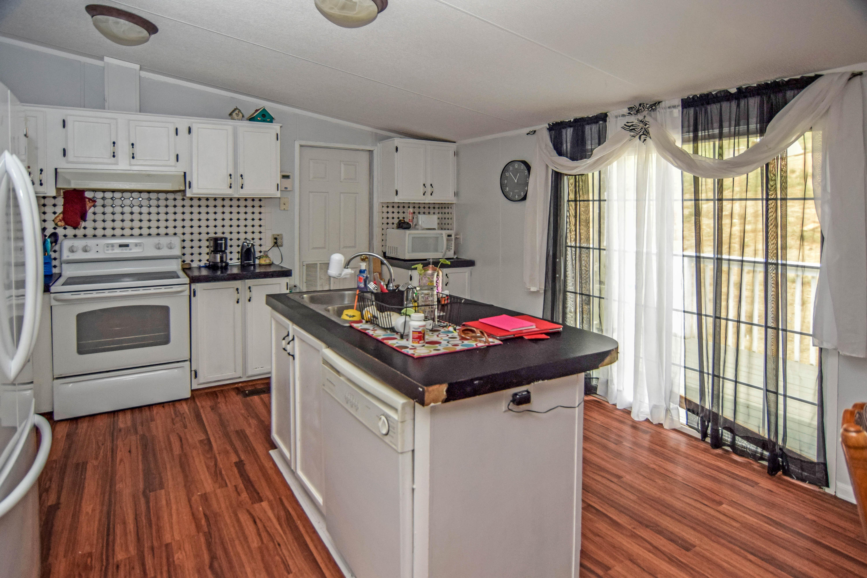 1086 Powder Springs Road Sevierville, TN 37876 - Photo 8 of 25 Kitchen2