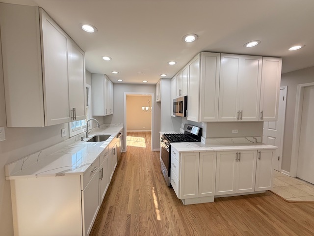 19W147 Ave Rue Royal Oak Brook, IL 60523 - Photo 4 of 16 a large kitchen with stainless steel appliances lots of counter space and wooden floor