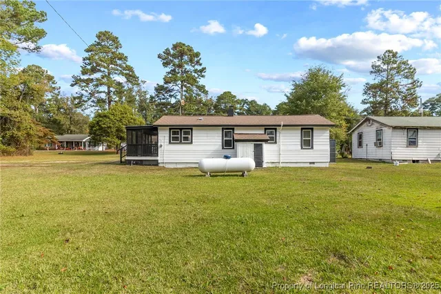 a view of a house with backyard and garden