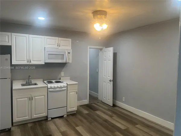 $1,449 | 2118 North 19th Avenue, Unit 14, Hollywood, FL 33020