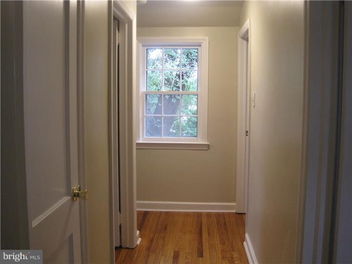 662 Dutton Circle Springfield, PA 19064 - Photo 13 of 24 Hallway