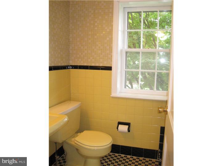 662 Dutton Circle Springfield, PA 19064 - Photo 14 of 24 Bathroom