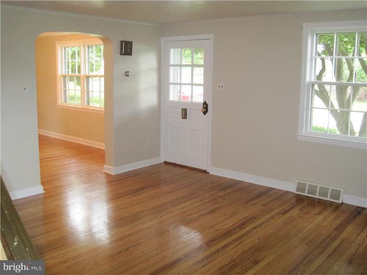 662 Dutton Circle Springfield, PA 19064 - Photo 4 of 24 Living Room