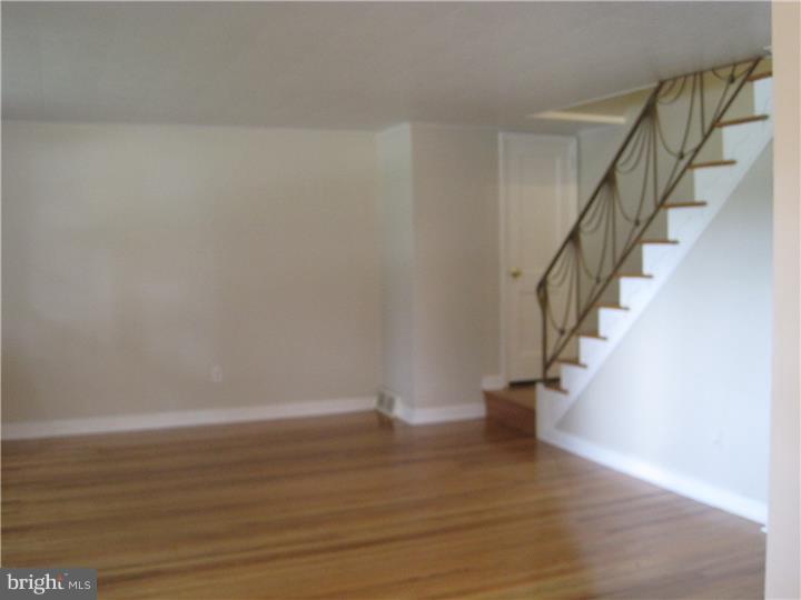 662 Dutton Circle Springfield, PA 19064 - Photo 5 of 24 Living Room