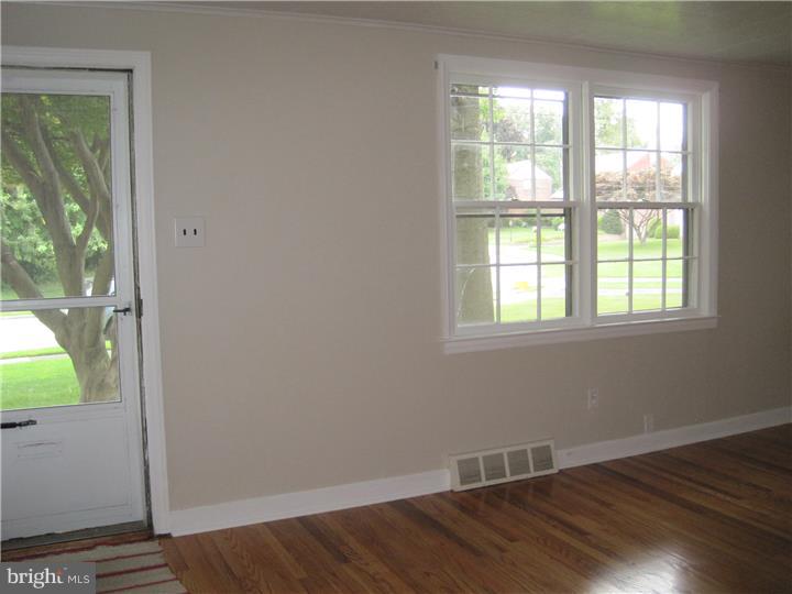 662 Dutton Circle Springfield, PA 19064 - Photo 6 of 24 Living Room