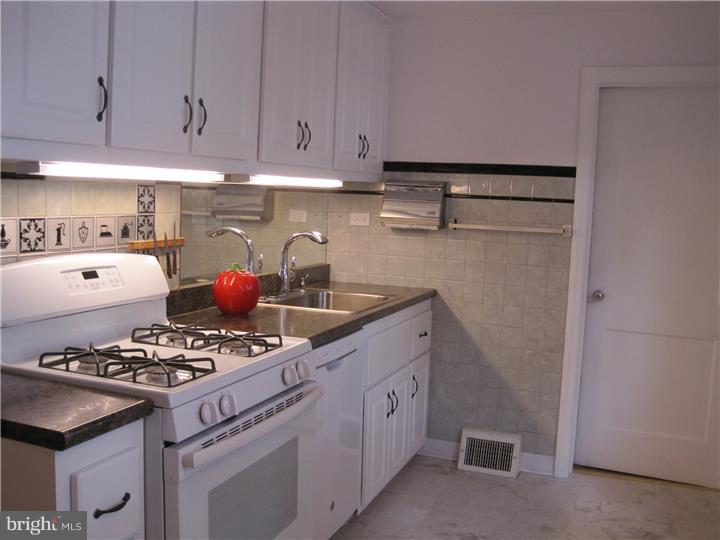 662 Dutton Circle Springfield, PA 19064 - Photo 9 of 24 Kitchen