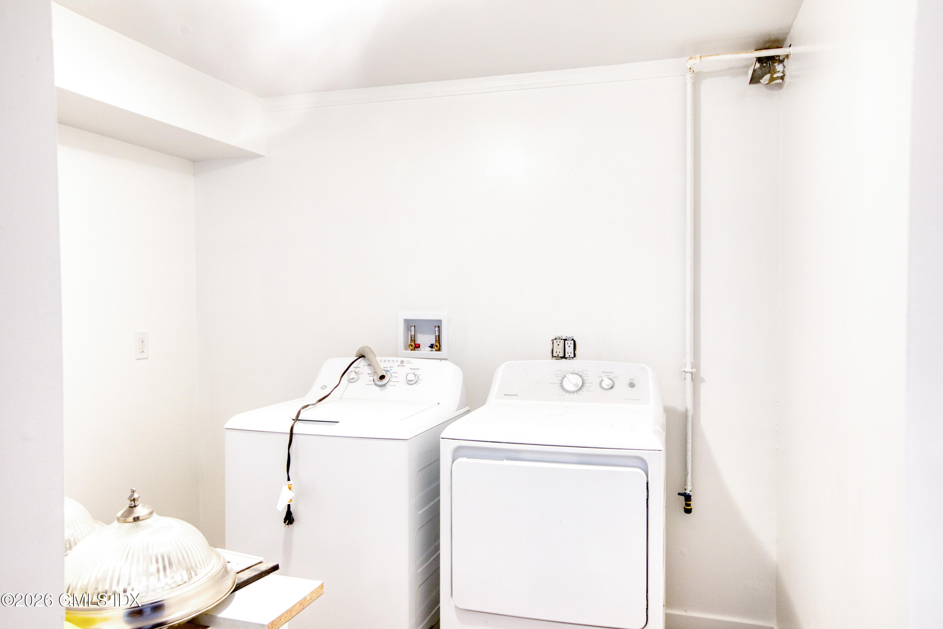25 Alexander Street, Unit B Greenwich, CT 06830 - Photo 19 of 26 a utility room with dryer and washer