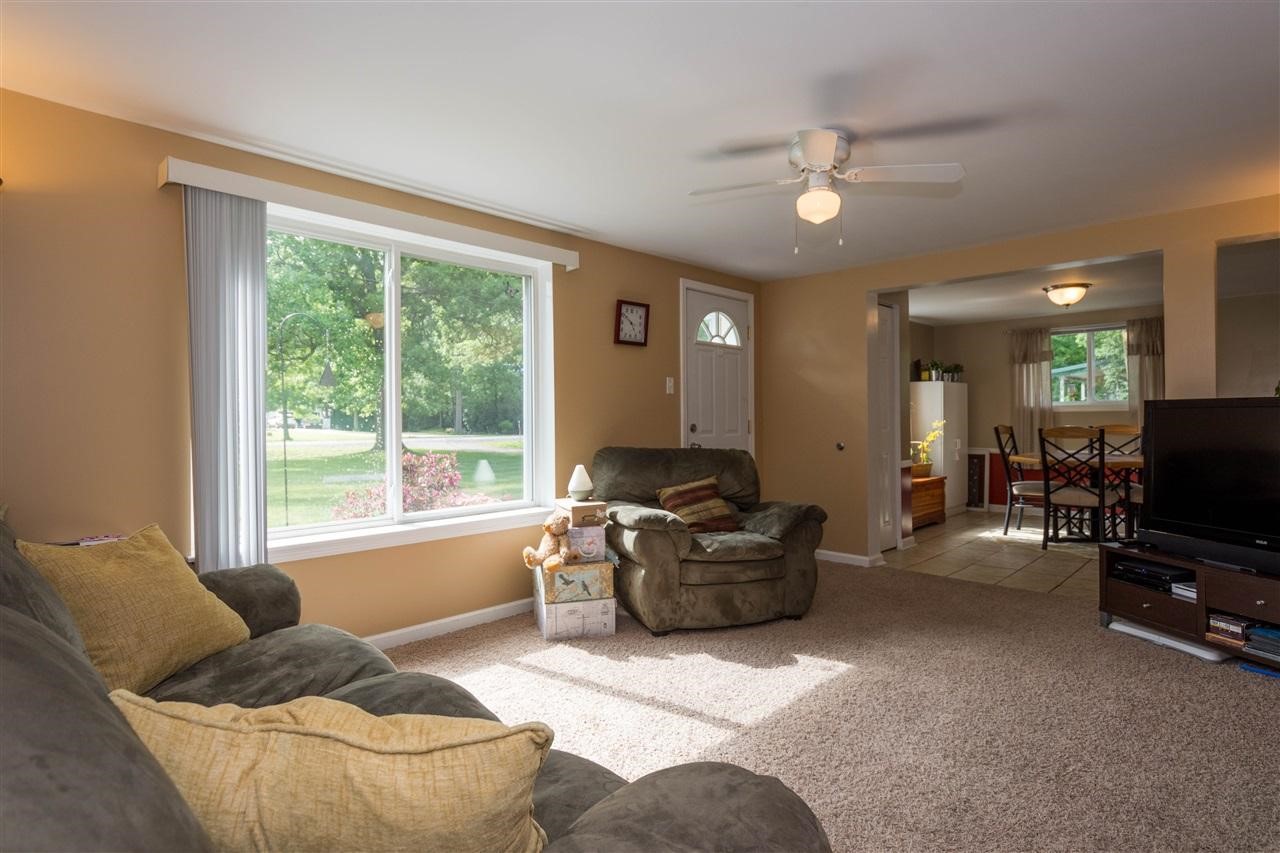 7270 Neff Road Mount Morris, MI 48458 - Photo 3 of 17 Living Room