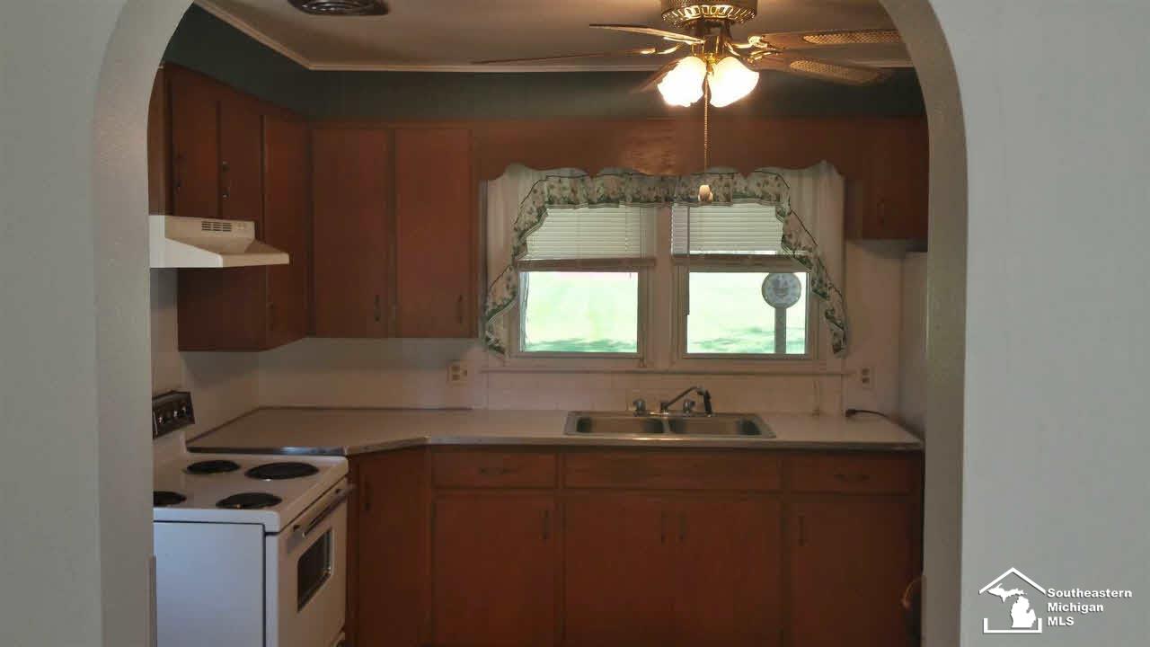 6960 North Custer Road Monroe, MI 48162 - Photo 2 of 16 Eat-in Kitchen