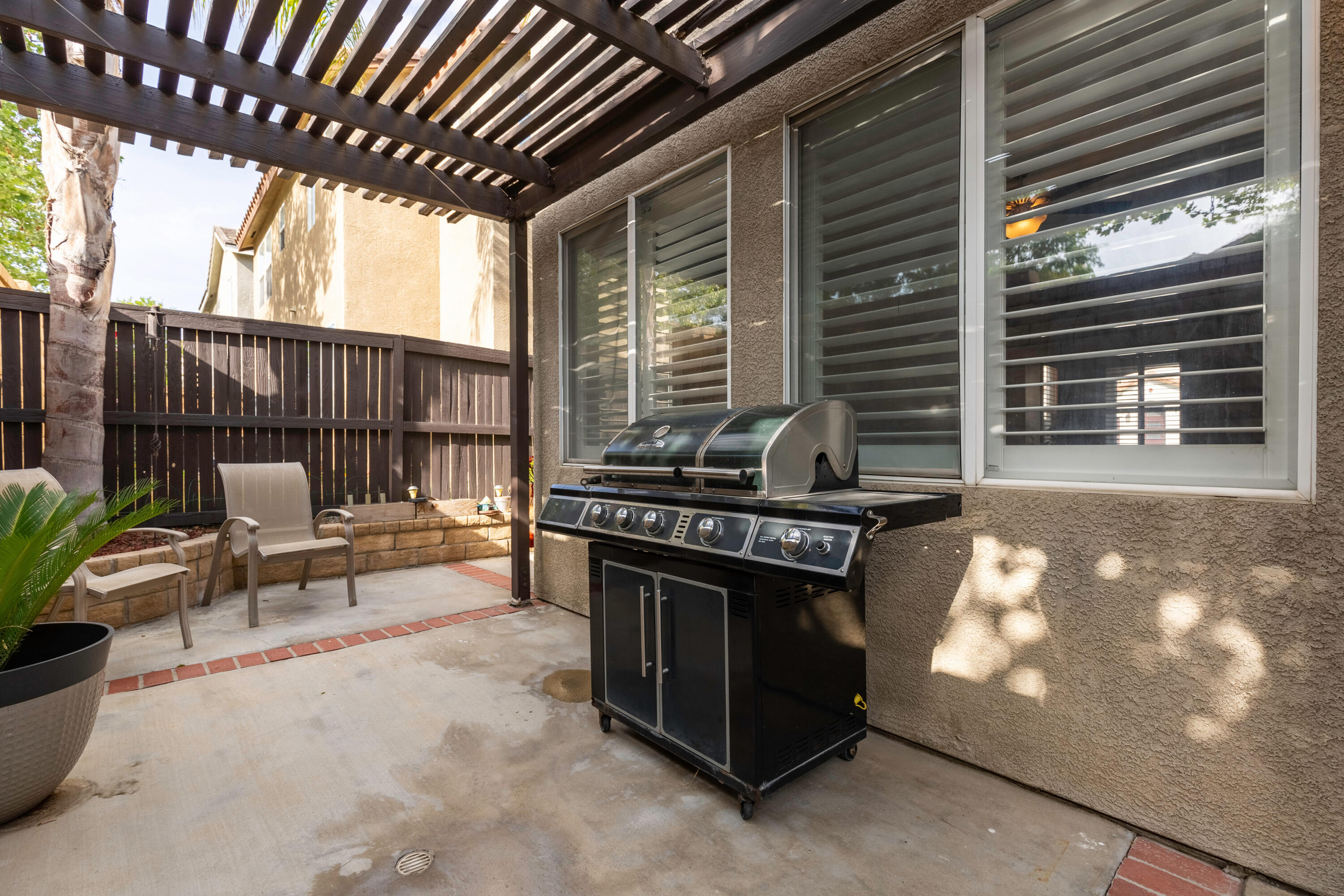 28341 Willow Court Saugus, CA 91350 - Photo 19 of 23 a view of an outdoor sitting area with brick walls