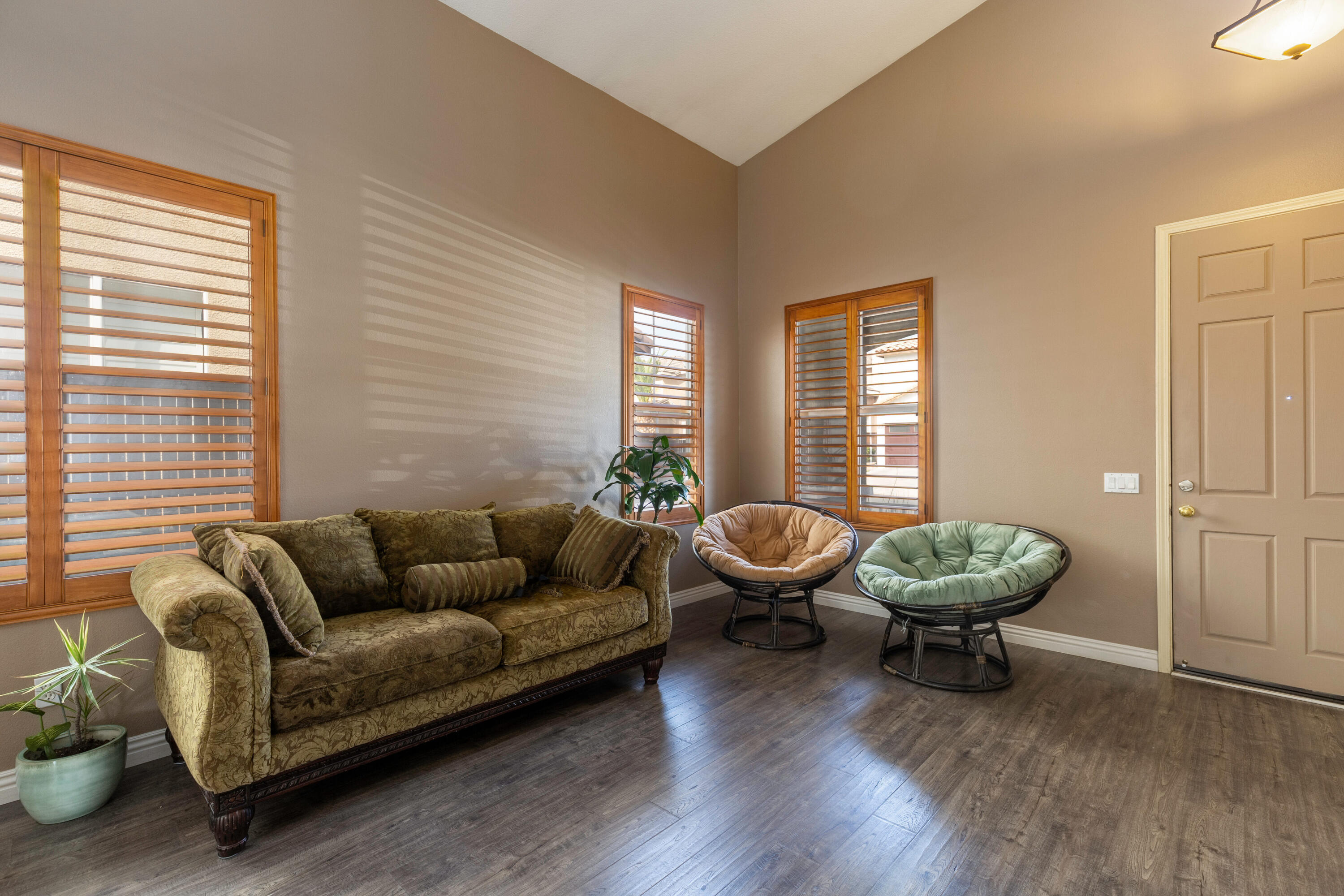28341 Willow Court Saugus, CA 91350 - Photo 4 of 23 a living room with furniture and a window