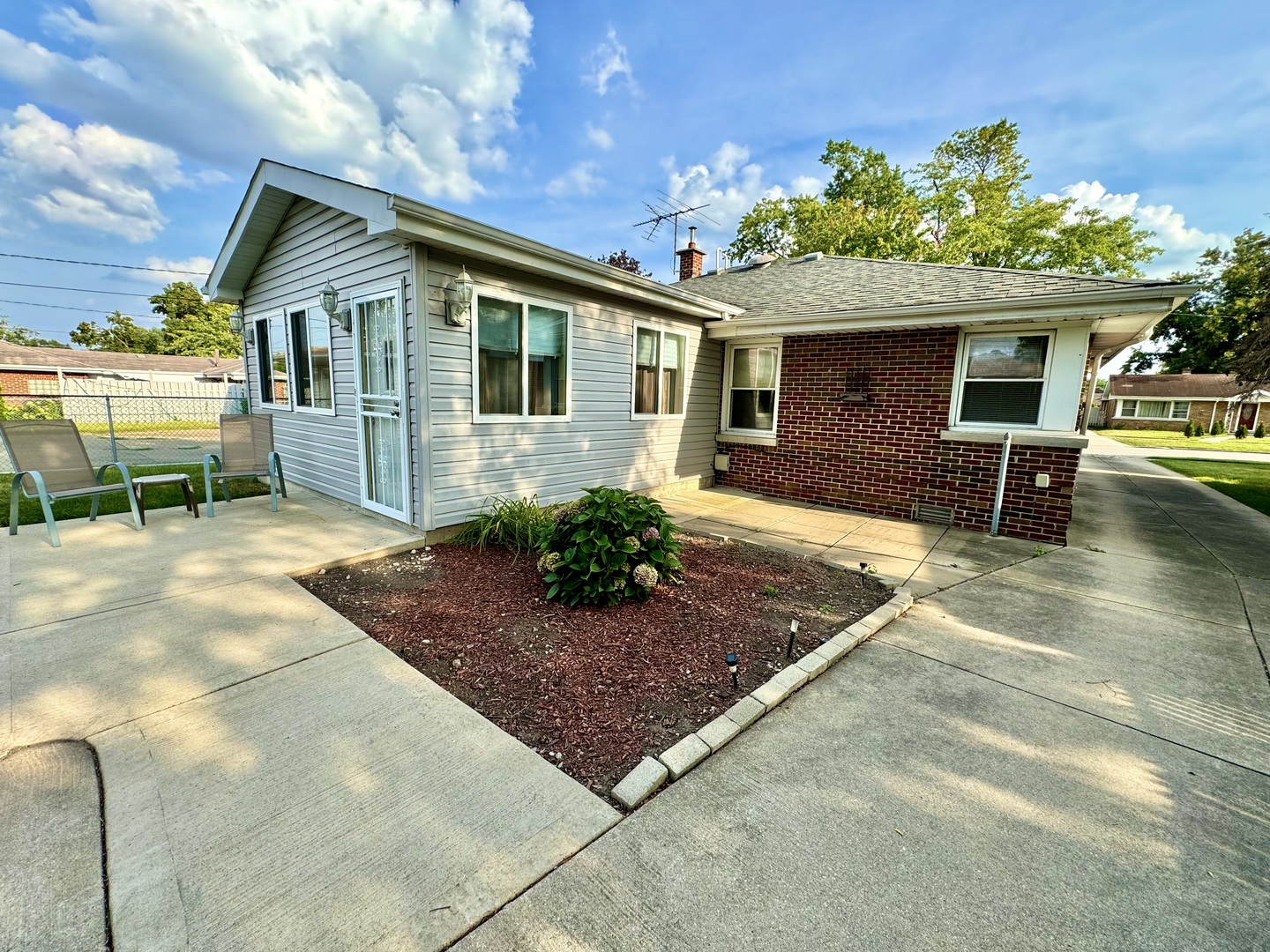 5908 Superior Street Berkeley, IL 60163 - Photo 4 of 26 Gallery Image 4