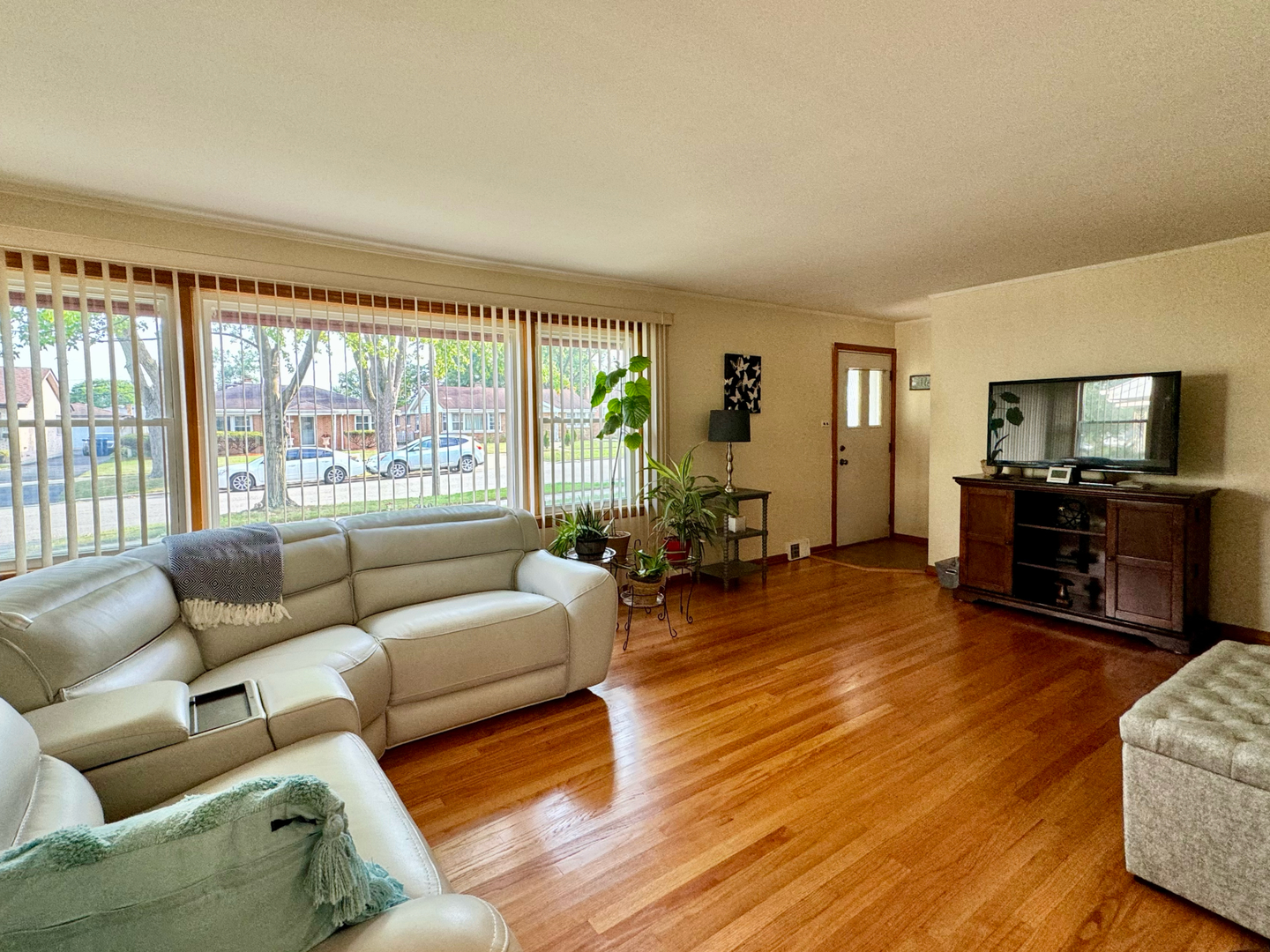 5908 Superior Street Berkeley, IL 60163 - Photo 6 of 26 Gallery Image 6