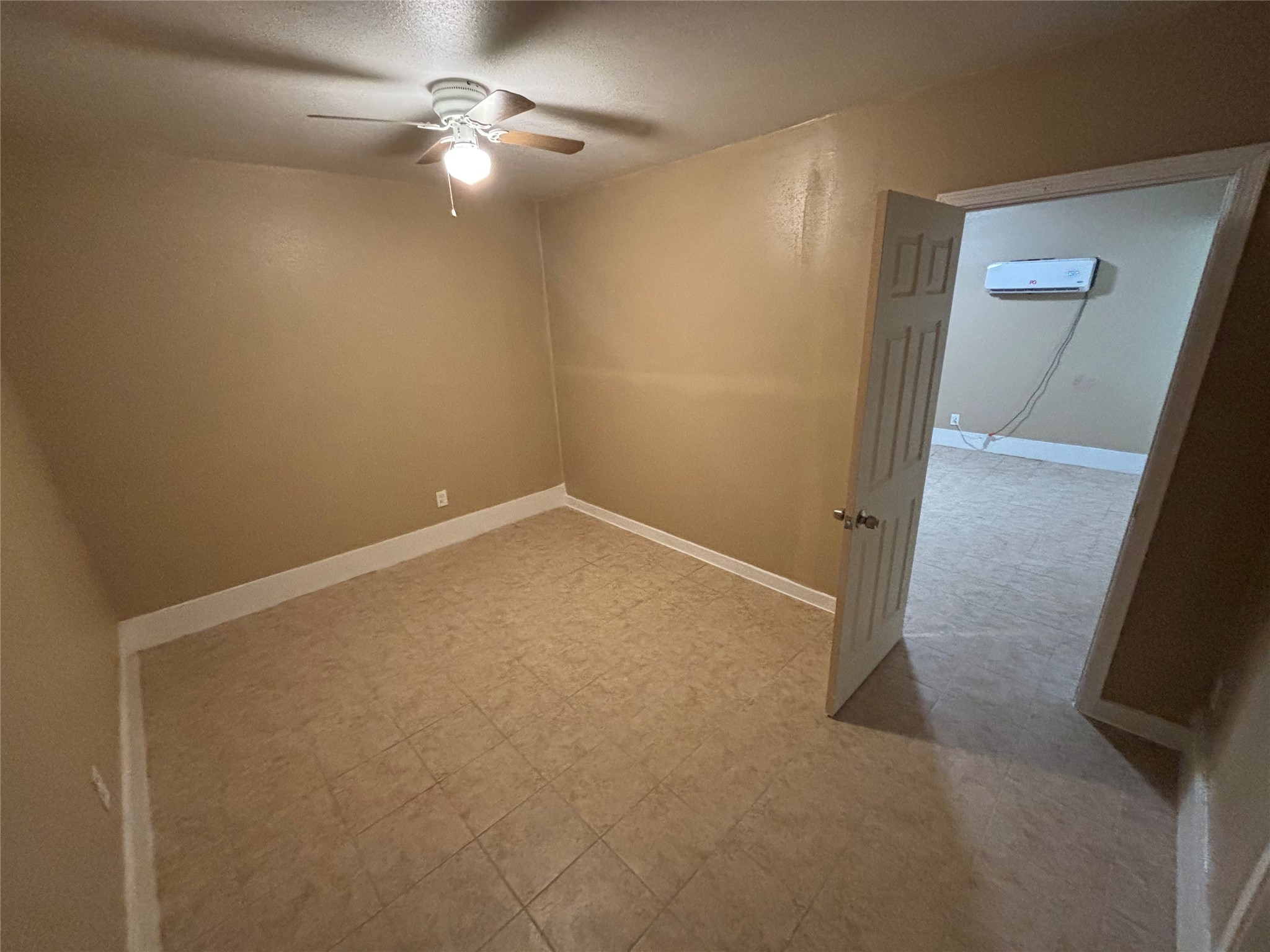 7314 Navigation Boulevard, Unit B Houston, TX 77011 - Photo 4 of 4 an empty room with a fan & a window