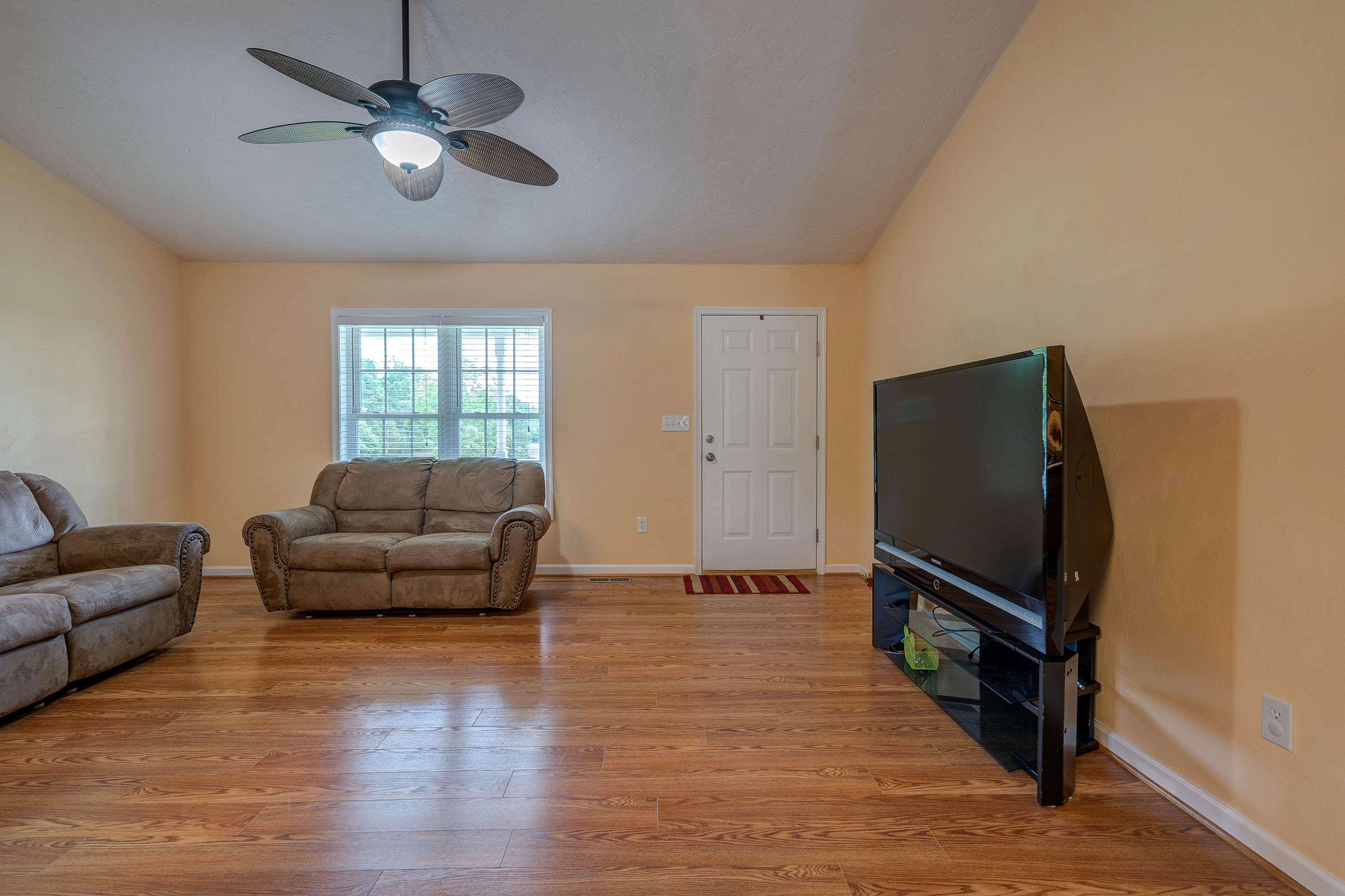 3043 Airport Road Moneta, VA 24121 - Photo 8 of 28 DSC00361-2_2-2_3-2_4-2_5-2