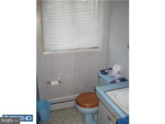 25 Turf Road Levittown, PA 19056 - Photo 4 of 12 Bathroom