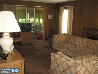 25 Turf Road Levittown, PA 19056 - Photo 6 of 12 Living Room