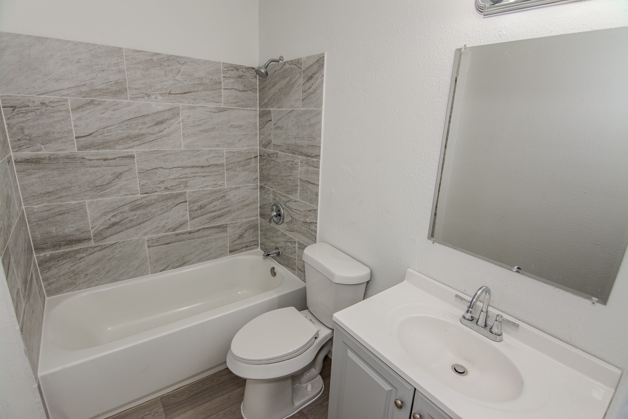7867 Hamlet Street Houston, TX 77078 - Photo 13 of 14 Primary En Suite Bathroom
