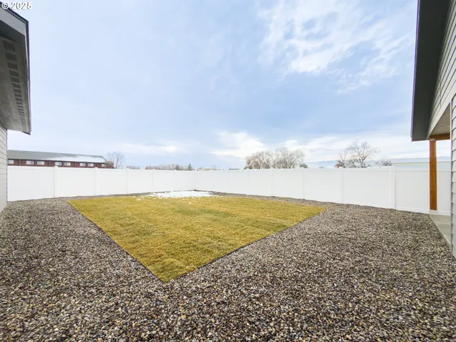 a view of a backyard