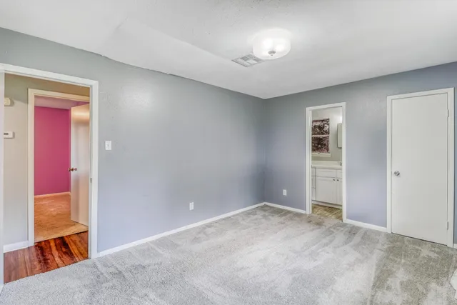 a view of empty room with a ceiling fan