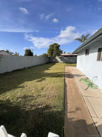 a view of a backyard