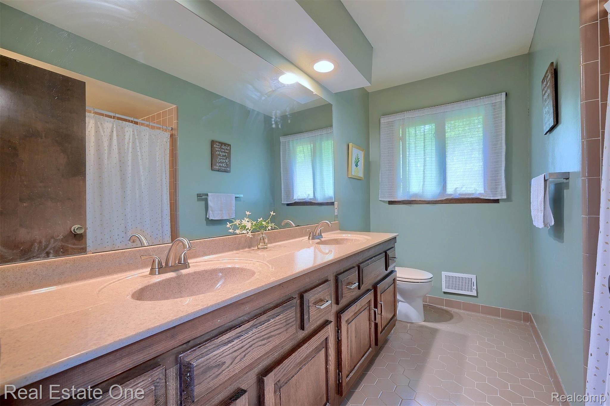 31227 Country Ridge Circle Farmington, MI 48331 - Photo 28 of 45 32-Bathroom.jpg