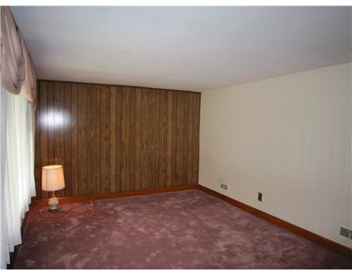 80 Oneida Street Pawtucket, RI 02860 - Photo 8 of 8 Living Room.