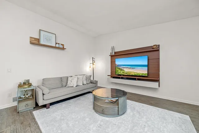 $435,000 | 1569 Lancaster Lane, Eagan, MN 55122