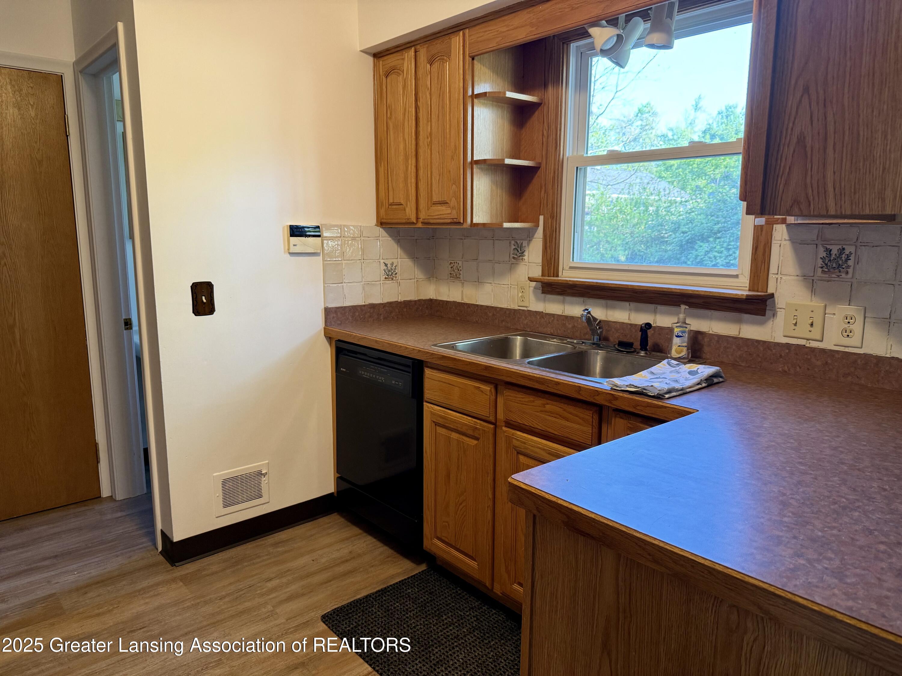 201 West Cavanaugh Road Lansing, MI 48910 - Photo 4 of 15 IMG_7599