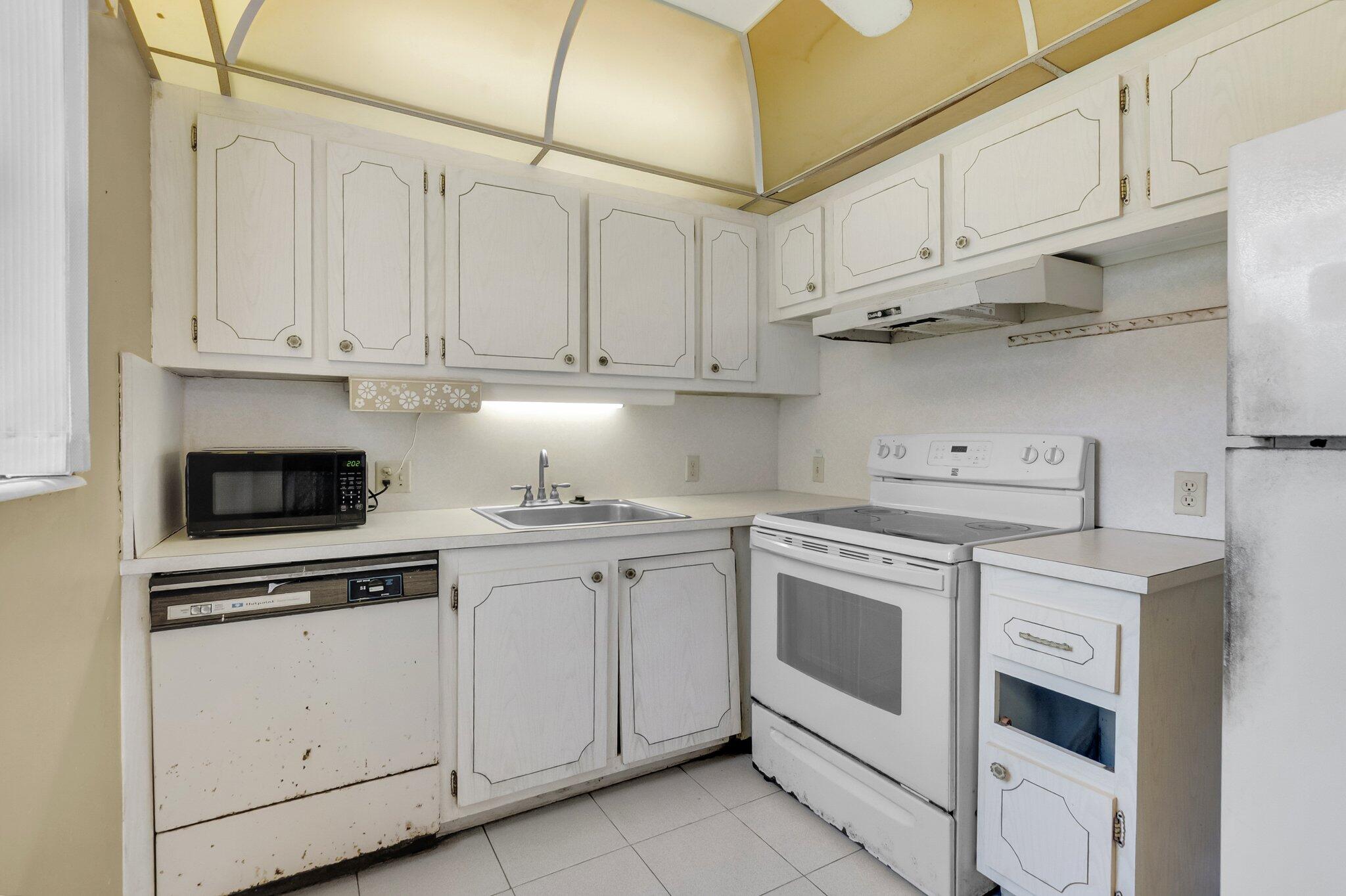 47 Preston F Boca Raton, FL 33434 - Photo 6 of 14 KITCHEN