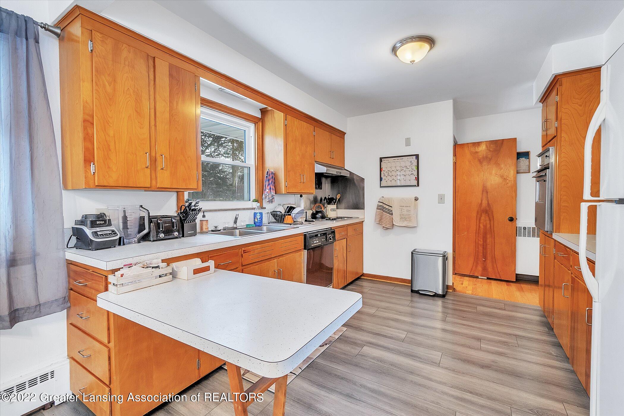 103 Oxford Road East Lansing, MI 48823 - Photo 11 of 36 11-103-Oxford-Rd-WindowStill-Real-Estate